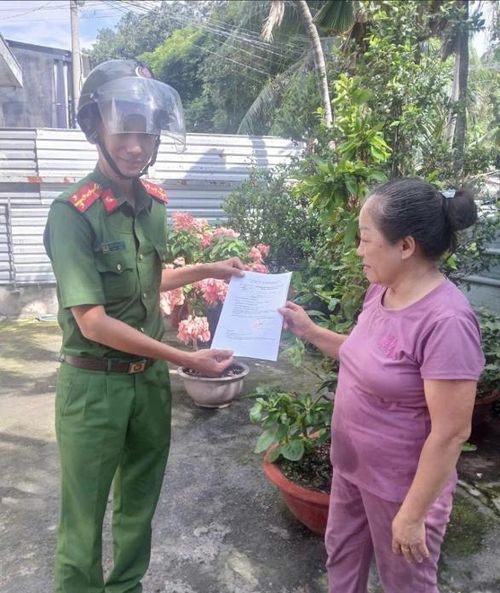 Đại úy Huỳnh Đại Lượng - CSKV Khu phố 26 trao tận tay kết quả cho người dân