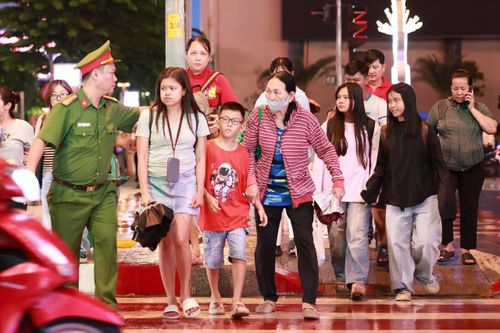 Công an P.Sài Gòn hỗ trợ người dân và du khách tham quan, vui chơi trong dịp lễ 02/9