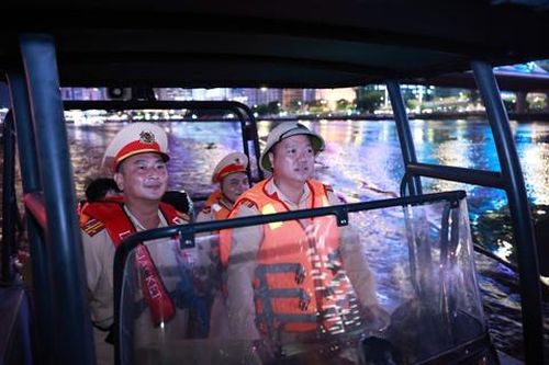 Đội Cảnh sát đường thủy số 1 tuần tra trên sông Sài Gòn, bảo đảm an toàn cho khu vực tổ chức bắn pháo hoa mừng Quốc khánh