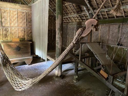 Hình ảnh khung dệt và chiếc võng quen thuộc gắn liền với tuổi thơ của Bác