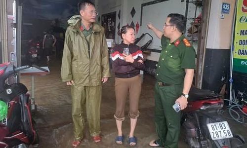 Trung tá Phạm Thành Công kiểm tra việc di dời tài sản của các hộ bị ngập lụt.