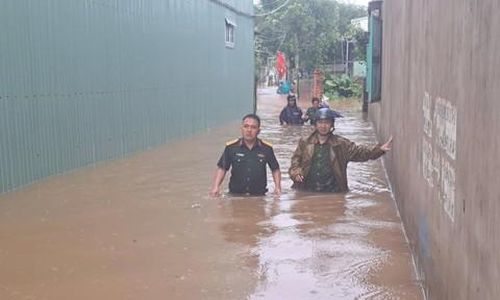 Đến khoảng 10 giờ công tác di dời tài sản và người dân hoàn tất nhưng các lực lượng vẫn cử người ở hiện trường để theo dõi.