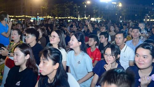 Hàng ngàn du khách đổ về Sầm Sơn nghỉ dưỡng và tham quan du lịch dịp lễ Quốc Khánh 2/9.