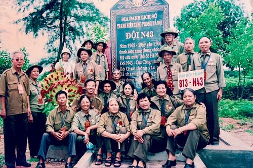 Đại đội Thanh niên xung phong (TNXP) C813 vào thăm chiến trường xưa. Ảnh: Tư liệu