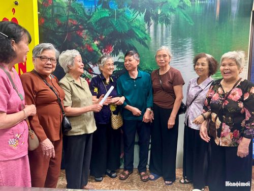 Cựu chiến binh Lý Duy Cường (giữa) người đã gắn bó, đồng hành cùng Ban liên lạc C813 suốt 30 năm qua. Ảnh: Bảo Lâm