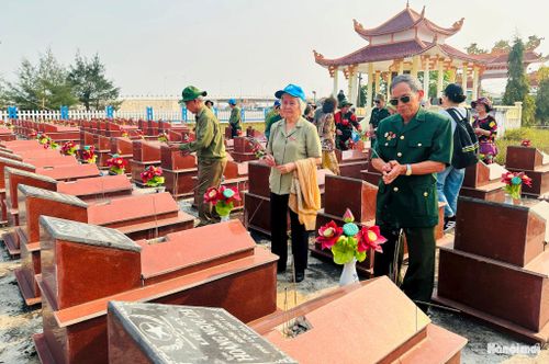 Bà Phan Thị Hải Âu và ông Hoàng Văn Luân (C813) thăm mộ liệt sĩ TNXP ở chiến trường xưa. Ảnh: Bảo Lâm