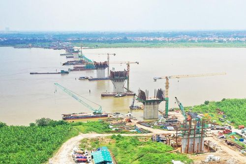 Cầu Hồng Hà nằm trên tuyến đường Vành đai 4 - một trong những công trình giao thông trọng điểm, mang tính chiến lược của thành phố Hà Nội. Ảnh: Thái Hùng