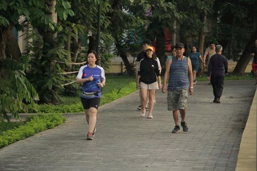 Vận động, thay đổi tư thế sau những khoảng thời gian ngồi liên tục là cách đơn giản giúp dân văn phòng ngăn ngừa nhiều nguy cơ về sức khỏe. Ảnh: Mai Khôi