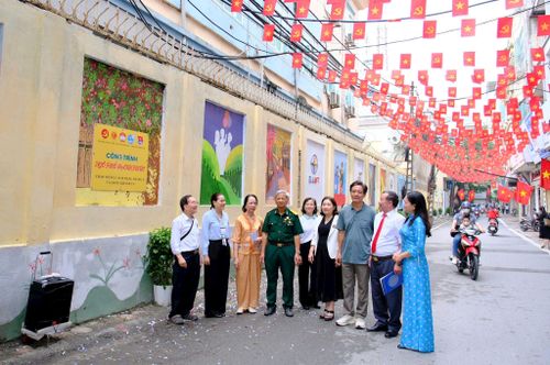 Họ là những người chung tay, âm thầm giữ ngọn lửa đại đoàn kết ở khu dân cư. Ảnh: NVCC.