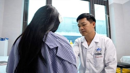 Bác sĩ Nguyễn Đình Quân thăm, khám cho bệnh nhân bị biến chứng sau tiêm filler tại nhà. Ảnh: BVCC