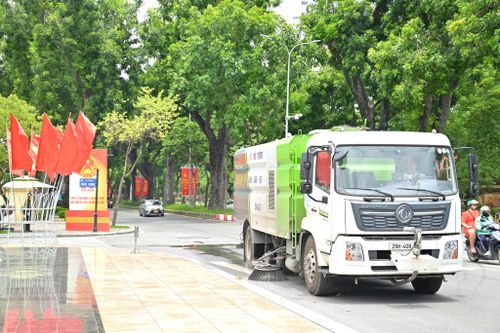 Xe quét hút bụi duy trì thường xuyên trên các tuyến phố trung tâm của Thủ đô. Ảnh: Đức Duy