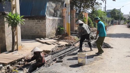 Con đường ngõ 77A đang được chỉnh trang, hoàn thiện nhanh chóng. Ảnh Đ. Đạt