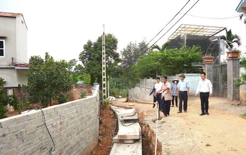 Đại diện chính quyền địa phương, tổ dân phố và người dân tại khu vực hiến đất trên tuyến đường ngõ 77A, Đá Bạc. Ảnh Đ. Đạt