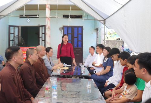 Bí thư Chi bộ Ban Công tác Dân tộc, Tôn giáo và Hội quần chúng Bùi Thị Thanh Giang thông tin về hoạt động hỗ trợ học sinh có hoàn cảnh khó khăn theo mô hình "Dân vận khéo". Ảnh: Hiền Chi