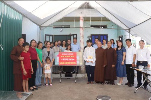Gia đình em Mai Dương Anh Thắng nhận các phần quà hỗ trợ. Ảnh: Hiền Chi