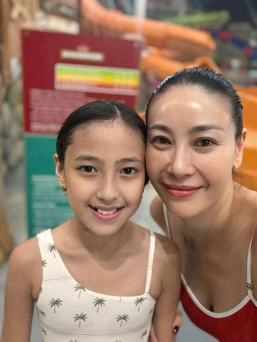 Là con gái duy nhất trong gia đình, Viann nhận được sự yêu thương đặc biệt từ bố mẹ và hai anh trai. Hà Kiều Anh từng mô tả con gái là cô bé lém lỉnh, tinh nghịch và được các anh cưng chiều.