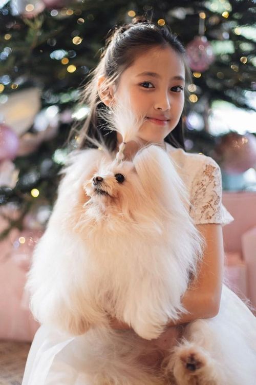 Tuy nhiên, theo chia sẻ trên trang cá nhân của Hoa hậu Hà Kiều Anh, Viann không vì được yêu chiều mà trở nên dựa dẫm. Ngược lại, cô bé được nhận xét là độc lập, có cá tính nhưng vẫn dịu dàng, sâu sắc và biết quan tâm đến người khác.