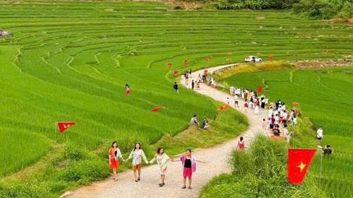 “Cung đường chữ S” là một trong những điểm check-in được nhiều du khách yêu thích tại Bản Đôn, xã Pù Luông. Ảnh: CATH.