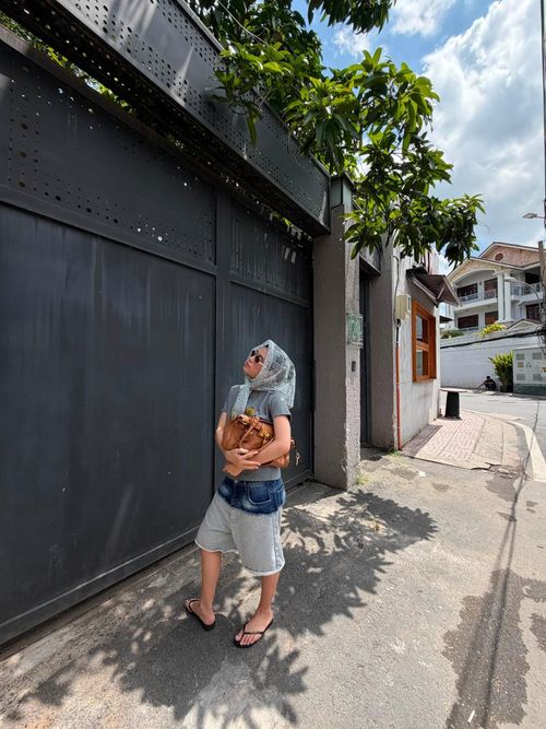 Thời gian gần đây, nữ ca sĩ thường xuyên đăng tải những khung hình street style kèm hashtag #OOTD khi dành nhiều sự chú ý cho thời trang xuống phố. 