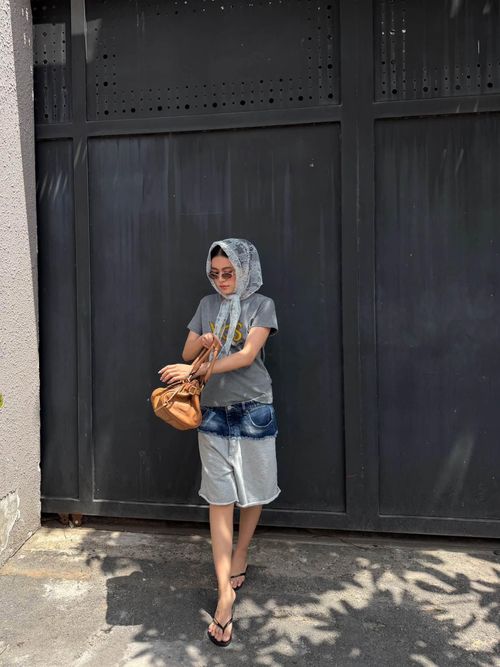 Điều thú vị ở outfit của nữ ca sĩ là không chỉ quần lửng pha trộn chất liệu mà còn đôi dép xỏ ngón vô cùng đơn giản.