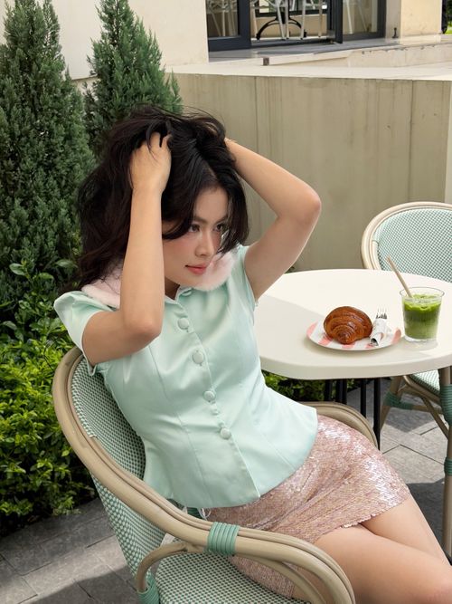 Không chỉ đơn thuần giới thiệu quần áo, một bài đăng OOTD thường thể hiện cả giày dép, phụ kiện, kiểu tóc, cách trang điểm và bối cảnh, qua đó phản ánh khá rõ gu thẩm mỹ của người mặc.