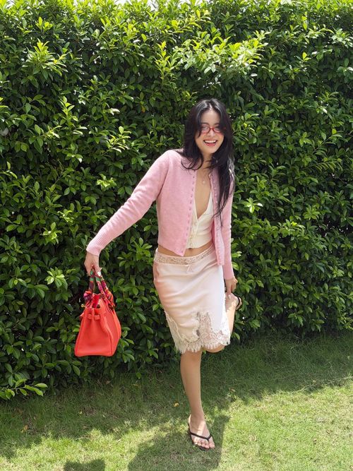 OOTD là viết tắt của Outfit of the Day, thường được hiểu là “trang phục trong ngày”. Khái niệm này dùng để chỉ cách một người lựa chọn và phối đồ cho một ngày cụ thể, sau đó chia sẻ hình ảnh lên mạng xã hội.