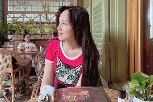 Mai Phương Thúy thời gian gần đây thường chia sẻ khoảnh khắc đời thường giản dị và bình yên. Cách đây ít ngày, Hoa hậu Việt Nam 2006 gây bất ngờ khi tự hỏi "Bao giờ mới có người yêu".