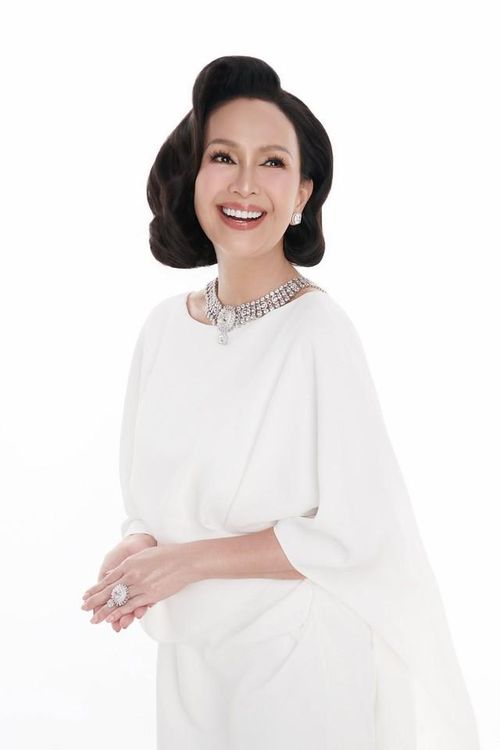 Ở tuổi ngoài 60, nữ diễn viên lựa chọn phong cách thời trang thanh lịch, sang trọng. Thay vì chạy theo những xu hướng quá trẻ trung, chị ưu tiên những thiết kế tôn dáng và phù hợp với vẻ đẹp trưởng thành.