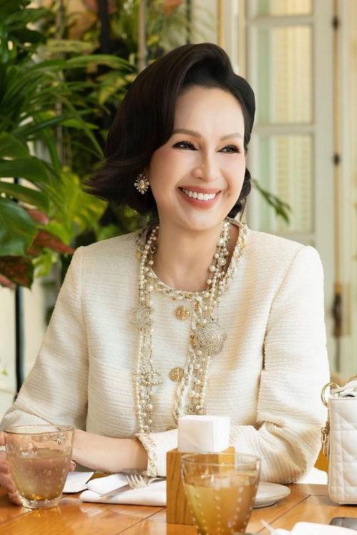 Bước qua tuổi 60, Diễm My 6X dường như không còn đặt nặng việc phải níu giữ thanh xuân bằng mọi giá. Thay vào đó, chị hướng tới một cuộc sống cân bằng, dành thời gian cho gia đình và những sở thích cá nhân.
