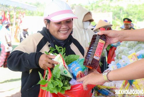 Người dân ở Tổ dân phố Giải Phóng phấn khởi được nhận quà từ Ban CHQS phường Ba Ngòi. Ảnh: Duy Ngọc.