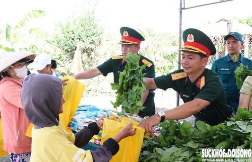 Những bó rau xanh được cán bộ, chiến sĩ Ban CHQS phường Ba Ngòi trao tận tay người dân. Ảnh: Duy Ngọc.