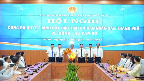Lãnh đạo TP Huế trao quyết định, tặng hoa chúc mừng tân Phó Chánh Văn phòng UBND thành phố. Ảnh: Ngọc Hiếu.