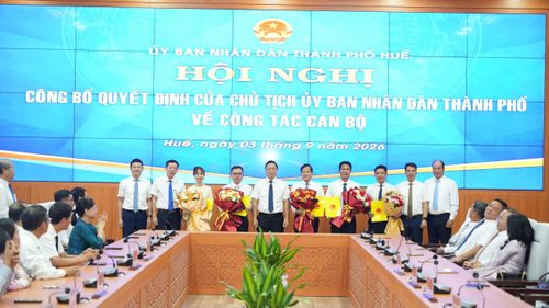 Lãnh đạo TP Huế trao quyết định, tặng hoa chúc mừng ban Giám đốc Sở Văn hóa, Thể thao và Du lịch. Ảnh: Ngọc Hiếu.