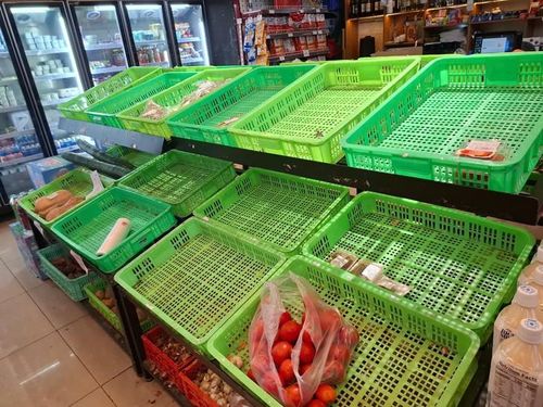 Quầy rau tại một siêu thị khá vắng hàng hoá trong sáng 3/9. Ảnh: Quỳnh Mai.