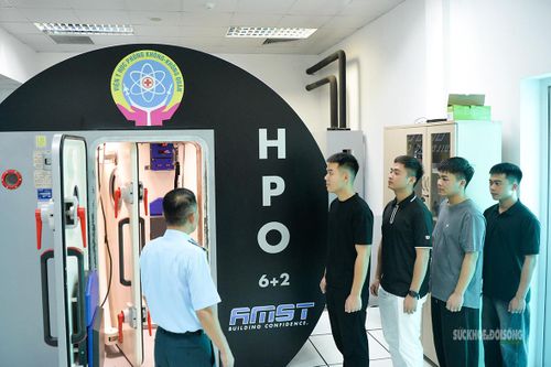 Các ứng viên chuẩn bị bước vào buồng giảm áp để thực hiện bài kiểm tra. Các ứng viên chuẩn bị bước vào buồng giảm áp để thực hiện bài kiểm tra. Ảnh: T.Anh