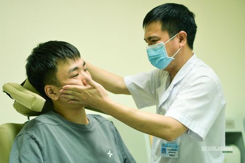 Ứng viên được kiểm tra phản ứng của cơ thể sau khi kết thúc bài thử tiền đình. Ảnh: T.Anh