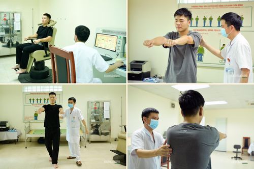 Bác sĩ theo dõi phản ứng của ứng viên trong và sau bài kiểm tra tiền đình. Ảnh: T.Anh