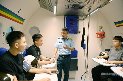 Cán bộ hướng dẫn các ứng viên quy trình thử nghiệm bên trong buồng giảm áp. Ảnh: T.Anh