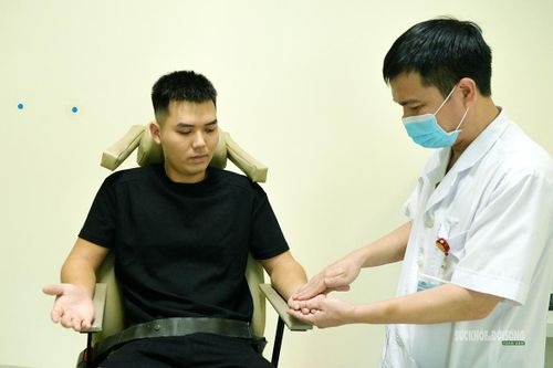 Bác sĩ kiểm tra mạch cho ứng viên sau bài thử trên ghế quay. Ảnh: T.Anh