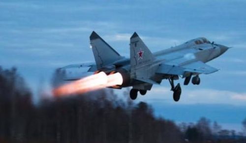 MiG-25 có thể đạt tốc độ rất lớn, nhưng đó không phải tốc độ mà nó có thể duy trì lâu. Giới hạn khai thác thường được đặt quanh Mach 2,8 do nhiệt độ và áp lực lên động cơ. Ở cấu hình mang tên lửa, độ cao hoạt động cũng bị giới hạn đáng kể.