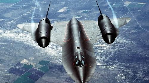 Về khả năng bay duy trì, SR-71 có lợi thế rõ ràng. Blackbird có thể hoạt động ở khoảng 80.000-85.000 ft, tương đương khoảng 24-26 km, trong khi tốc độ hành trình thường ở khoảng Mach 3,2. Một kỷ lục năm 1976 ghi nhận SR-71 đạt độ cao 25.929 m trong bay ngang.