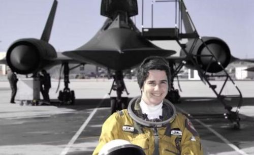 SR-71 Blackbird lại là máy bay trinh sát chiến lược. Nó không mang tên lửa và không được thiết kế để không chiến. Nhiệm vụ của SR-71 là bay vào khu vực nguy hiểm, thu thập thông tin tình báo rồi rời đi trước khi đối phương có thể đánh chặn.