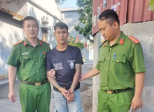 Thực hiện dẫn giải Lường Văn Tiến đến hiện trường vụ án