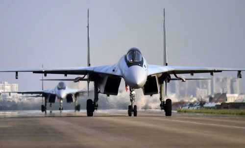Su-35S sử dụng 2 động cơ AL-41F1S, mỗi động cơ có lực đẩy tối đa khoảng 14.500 kgf và được trang bị khả năng điều khiển vector lực đẩy.