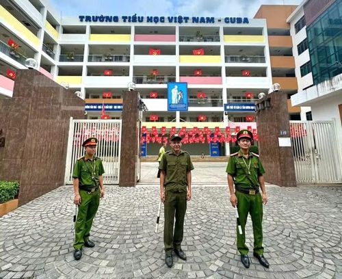 Cán bộ chiến sỹ Công an phường Ba Đình có mặt từ sớm để phân luồng, điều tiết giao thông