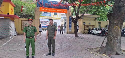 Khi năm học mới bắt đầu, những bước chân học sinh lại nối dài qua các cổng trường. Và trên mỗi hành trình ấy, phía sau niềm vui đến lớp là sự hiện diện thầm lặng của những người đang ngày ngày giữ gìn trật tự, an toàn giao thông.