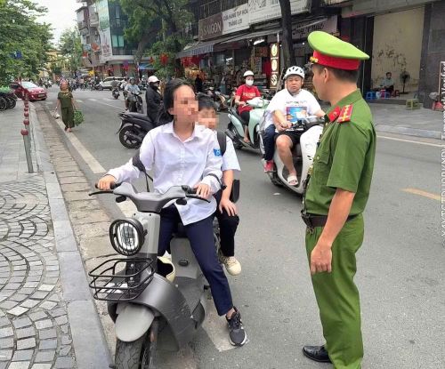 "Quên" đội mũ bảo hiểm diễn ra ở cả phụ huynh lẫn học sinh
