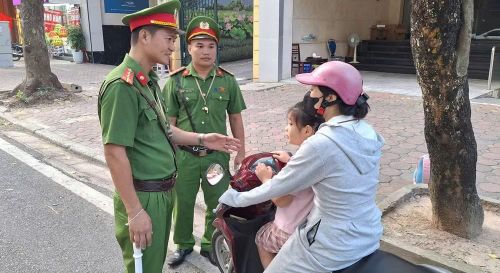 Công an phường Ba Đình: Chấn chỉnh giao thông từ cổng trường