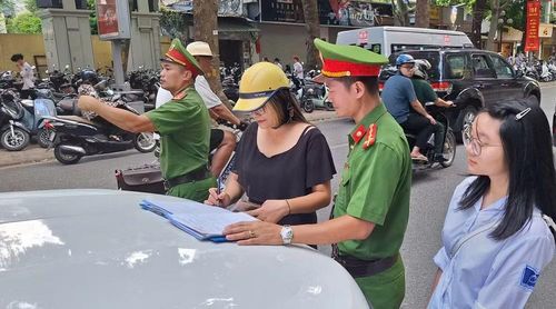 Công an phường Ba Đình xử phạt phụ huynh vi phạm giao thông