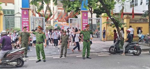 Mỗi cổng trường đều có 1 tổ công tác của Công an phường Ba Đình chốt trực